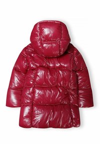 Rote Puffjacke mit glänzender Oberfläche, ausgestattet mit Kapuze, weiten Ärmeln und gesteppten Abschnitten, die einen gepolsterten Effekt erzeugen.