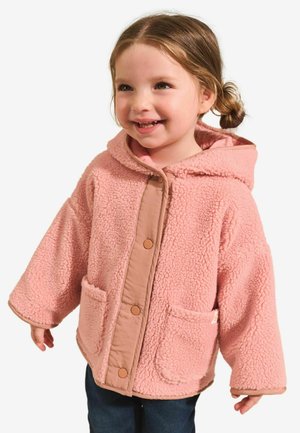 Rosa Fleece-Jacke mit Kapuze, beigen Akzenten und großen Taschen. Die Textur ist weich und sie hat Druckknöpfe auf der Vorderseite.