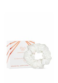 Biała jedwabna scrunchie z marszczonym wzorem, w komplecie z pudełkiem o minimalistycznym wzornictwie z różowo-złotymi akcentami.