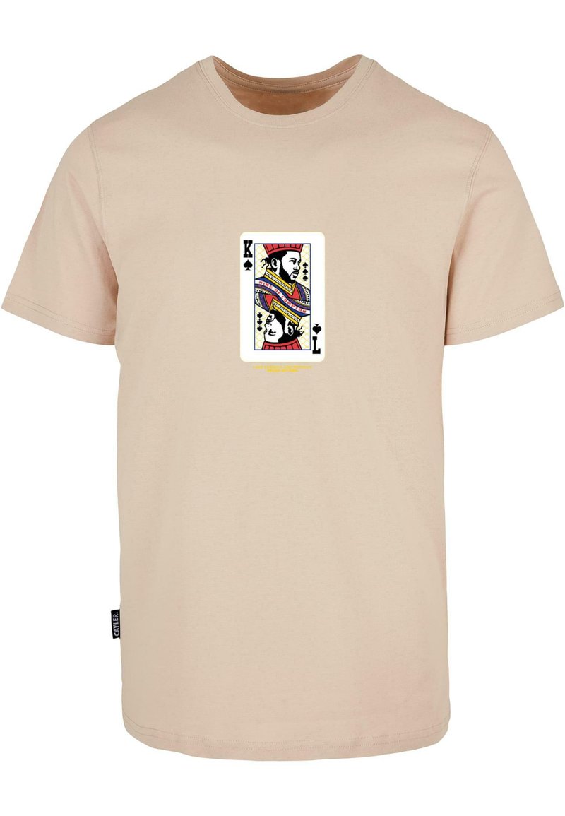 Beige puuvillane T-särk, mille esiküljel on värvikas kiikardimängukaart (pada kuningas) keskelt.