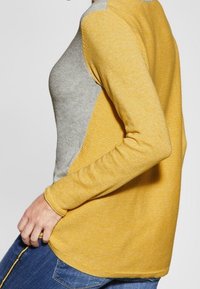 Cecil Sweter