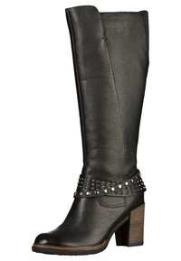 Bota alta de cuero negro hasta la rodilla con un tacón robusto, que presenta una correa con tachuelas alrededor del tobillo y una superficie superior suave y texturizada.