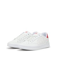 Hvide sneakers med en glat læderoverdel, tonede syninger, perforeret tå, snørelukning og rød detalje ved hælen.