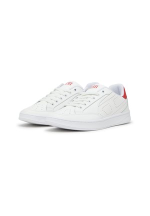 Hvide sneakers med en glat læderoverdel, tonede syninger, perforeret tå, snørelukning og rød detalje ved hælen.