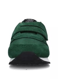 Le sneakers verdi in suede presentano un design con due cinturini in velcro, un tassello nero e una suola in gomma bianca.