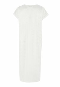 Knee-length vit klänning med korta ärmar och ett subtilt blommönster av spets genom hela tyget, visad bakifrån.