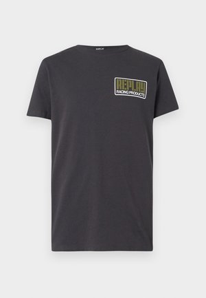 Γκρι βαμβακερό t-shirt με κοντά μανίκια. Περιλαμβάνει ένα ορθογώνιο εκτυπωμένο λογότυπο σε πράσινο και λευκό που γράφει "REPLAY RACING PRODUCTS" στο στήθος.