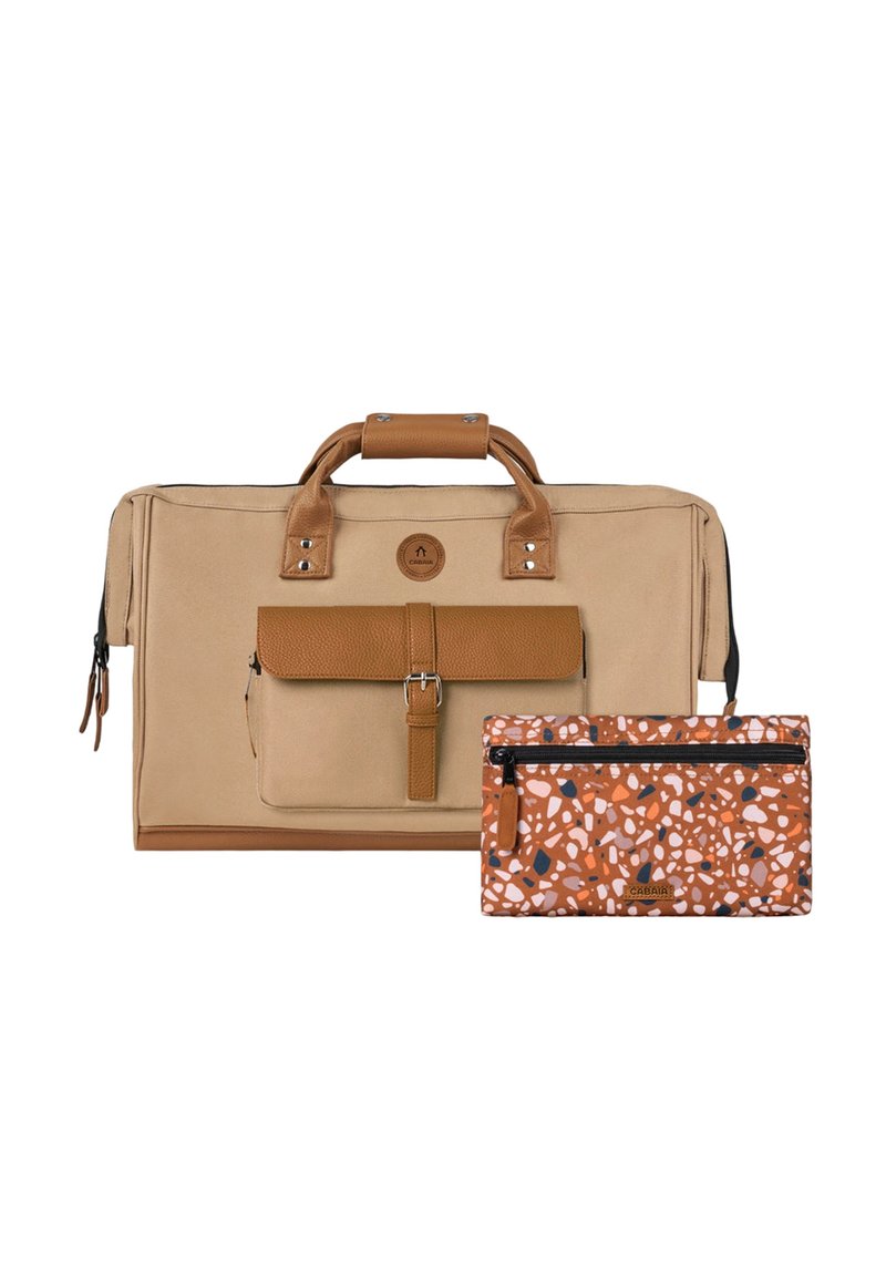 Beige Canvas-Tasche mit braunen Lederakzenten, rechteckige Form, Frontklappen-Tasche. Enthält ein kleineres oranges Täschchen mit einem gemusterten Design.