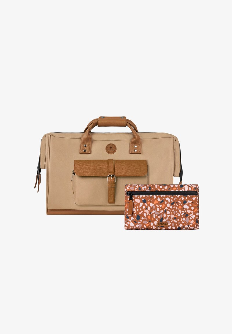 Beige Canvas-Tasche mit braunen Lederakzenten, rechteckige Form, Frontklappen-Tasche. Enthält ein kleineres oranges Täschchen mit einem gemusterten Design.