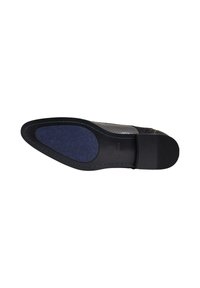 Semelle de chaussure en cuir noir avec un design texturé, des accents bleus et une semelle intermédiaire à motif. Présente une surface lisse et une construction robuste.