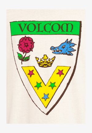Grafisch ontwerp met een schildvorm met een groene bovenrand waarop "VOLCOM" staat. Bevat een roze roos, een blauwe zwijn, een gele kroon en kleurrijke sterren.