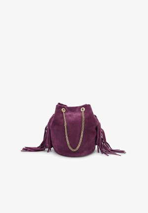 Borsa a secchiello in suede viola con dettagli in frange, manico a catena dorata e chiusura a coulisse. Tessuto morbido e forma rotonda.