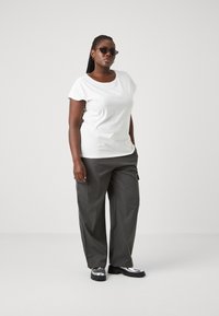 ONLY Carmakoma CARLULA O NECK RHINESTONE - Apdrukāts T-krekls - cloud dancer