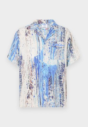 Button-up lyhythihainen paita, jossa sinivalkoinen abstrakti maalikuva, valmistettu kevyestä kankaasta, klassisella kauluksella ja rintataskulla.