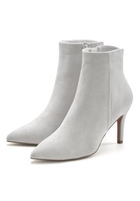 Helle graue Wildleder-Stiefeletten mit spitzen Zehen, ausgestattet mit einem Reißverschluss auf der Rückseite und einem schlanken, zylindrischen Absatz.
