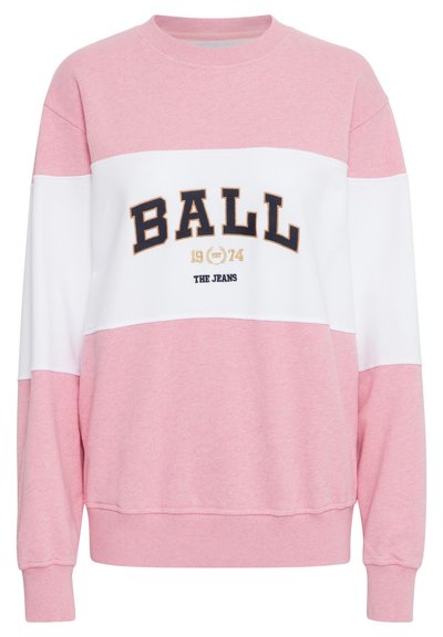 Rosa genser med hvit horisontal stripe, med svart og gull tekst "BALL 1974 THE JEANS." Laget av glatt stoff, med ribbestrikkede ermer og hem.