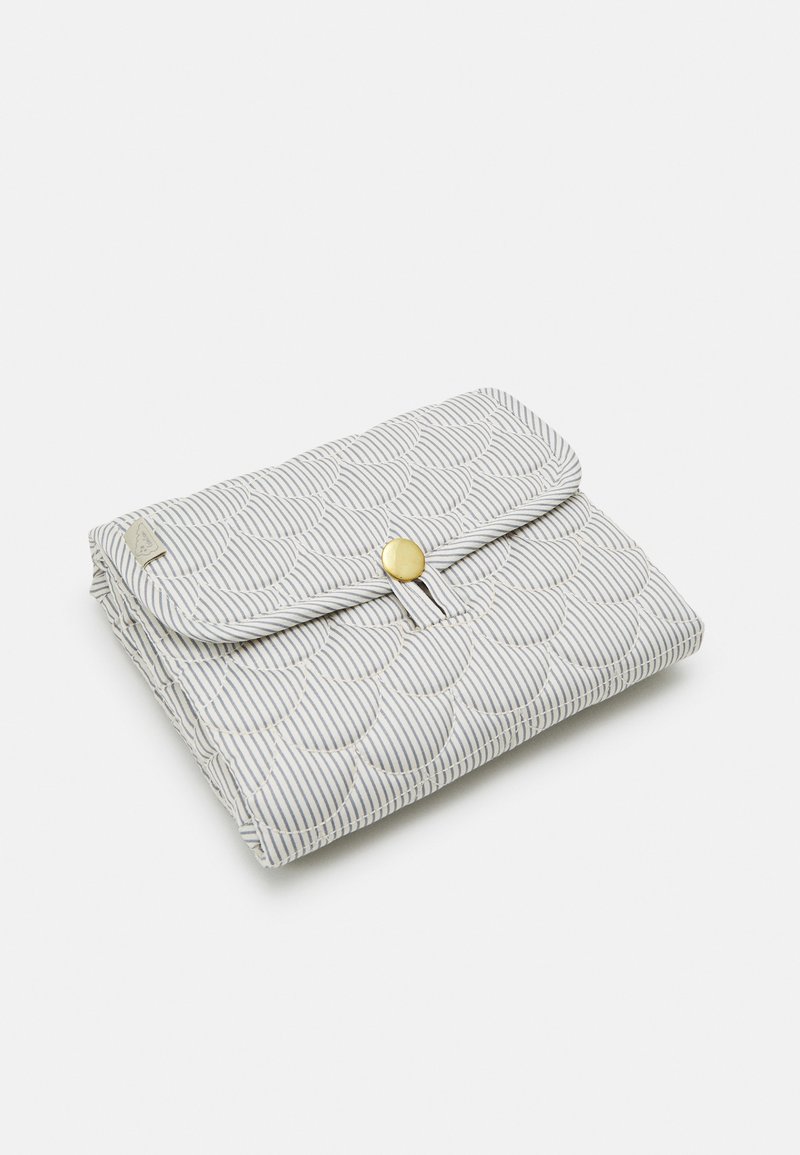 Kvadrātveida auduma maisiņš gaiši pelēkā krāsā ar tumši zilu plānu svītru, ar zelta pogu un noapaļotām akcentiem uz virsmas.