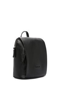 Zaino in pelle nera con una silhouette arrotondata, texture liscia, manico superiore e chiusure con zip su entrambi i lati. Logo visibile sulla parte anteriore.