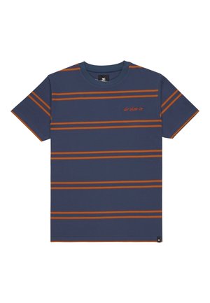 Navy blauwe T-shirt met korte mouwen voorzien van horizontale oranje strepen en kleine oranje tekst "dc shoe co." op de linkerborst.