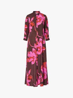 Vestido de camisa castanho com grandes padrões florais em rosa, frente com botões e mangas longas. Feito de um tecido leve, ideal para uso casual.