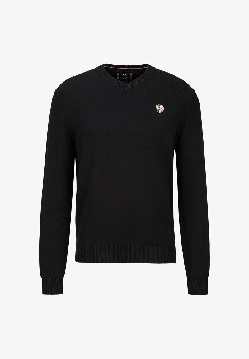 Schwarzer V-Ausschnitt-Pullover aus Strickstoff, mit langen Ärmeln und einem gerippten Saum. Ein kleines Emblem ist auf der linken Brustseite angebracht.