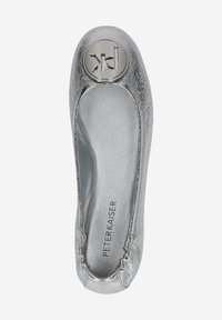 Silberne Ballerina mit metallischer Lederoberfläche, runder Zehenpartie und einem auffälligen Logo-Acccent im Bereich der Zehen. Weiche Innenauskleidung.