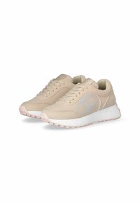 Beige Sport Schuhe mit einem glatten Obermaterial aus Leinen, einem kontrastierenden hellgrauen Logo und einer weißen Sohle mit dezenten rosa Akzenten.