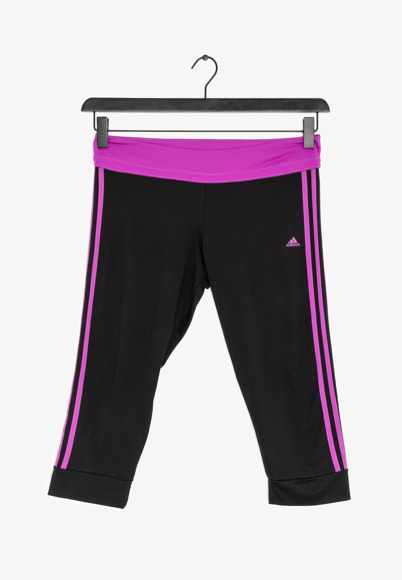 Leggings courts noirs Adidas avec une taille violette et des bandes latérales, suspendus à un cintre noir sur un fond blanc.
