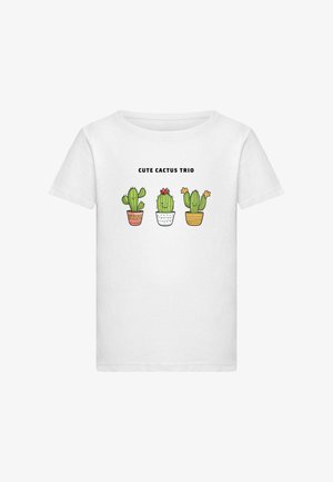 Camiseta de algodón blanca con un estampado gráfico de tres cactus en macetas coloridas con el texto "CUTE CACTUS TRIO" arriba.