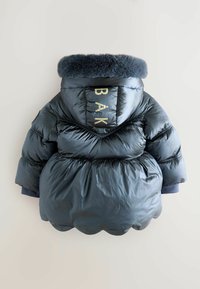 Puffig mörkblå vinterjacka med en fleecefodrad huva, med "BAK" i ljusguld på baksidan och elastiska muddar för en snug passform.
