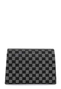 Musta ja harmaa ruudukko-kuvioinen clutch-laukku, jossa on texturoitu kangas, suorakaiteen muotoinen ja vetoketjukiinnitys ylhäällä. Kompakti ja litteä muotoilu.