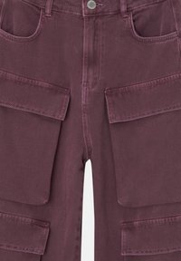 Pantalon cargo en denim mauve foncé avec deux grandes poches avant, des détails cousus et une fermeture à bouton à la taille.