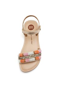 Sandalia con cuentas y tira de tobillo de cuero sintético beige. Presenta un trabajo de cuentas colorido en rosa, naranja y blanco, con strass decorativos.