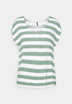 Kortærmet, grøn og hvid t-shirt med horisontale striber og bred halsudskæring vist på ensfarvet baggrund.