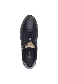 Sneaker in pelle nera con design perforato, suola testurizzata, chiusura con lacci e un piccolo dettaglio in oro vicino alla linguetta.