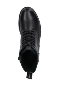 Botas de tobillo de cuero negro con acabado texturizado, cordones en la parte delantera y cremallera lateral. Presenta una asa en la parte trasera para facilitar el uso.
