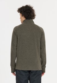 Fleece pullover i mørke olivengrøn med høj krave, lange ærmer og en glat tekstur med stitched skulderdetaljer.