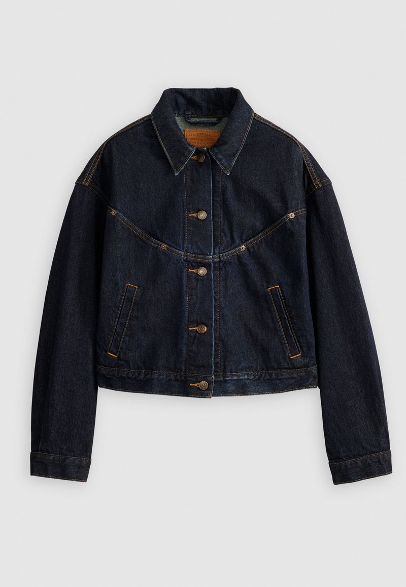 Giacca in denim blu scuro con colletto, bottoni frontali e due tasche laterali. Presenta cuciture arancioni a contrasto e design accorciato.