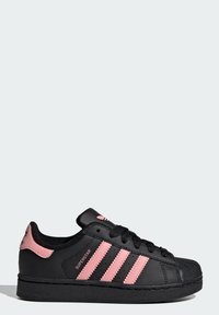Crne Adidas Superstar tenisice s teksturiranim gornjim dijelom, ružičastim detaljima i dizajnom s tri pruge sa strane. Zaobljeni vrh prsta.