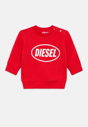 Rød langermet genser for småbarn med hvit "DIESEL"-logo inne i en oval på brystet og trykknapper på skulderen.