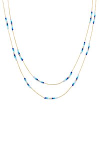 Collana in oro a catena con tre fili decorati con perline blu e acquamarina, che creano un design stratificato con texture e forme diverse.