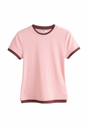 Hellrosa T-Shirt mit kurzen Ärmeln und dunkelbraunen Abschlüssen am Kragen, an den Ärmelenden und am unteren Saum, flach auf einem weißen Hintergrund liegend.