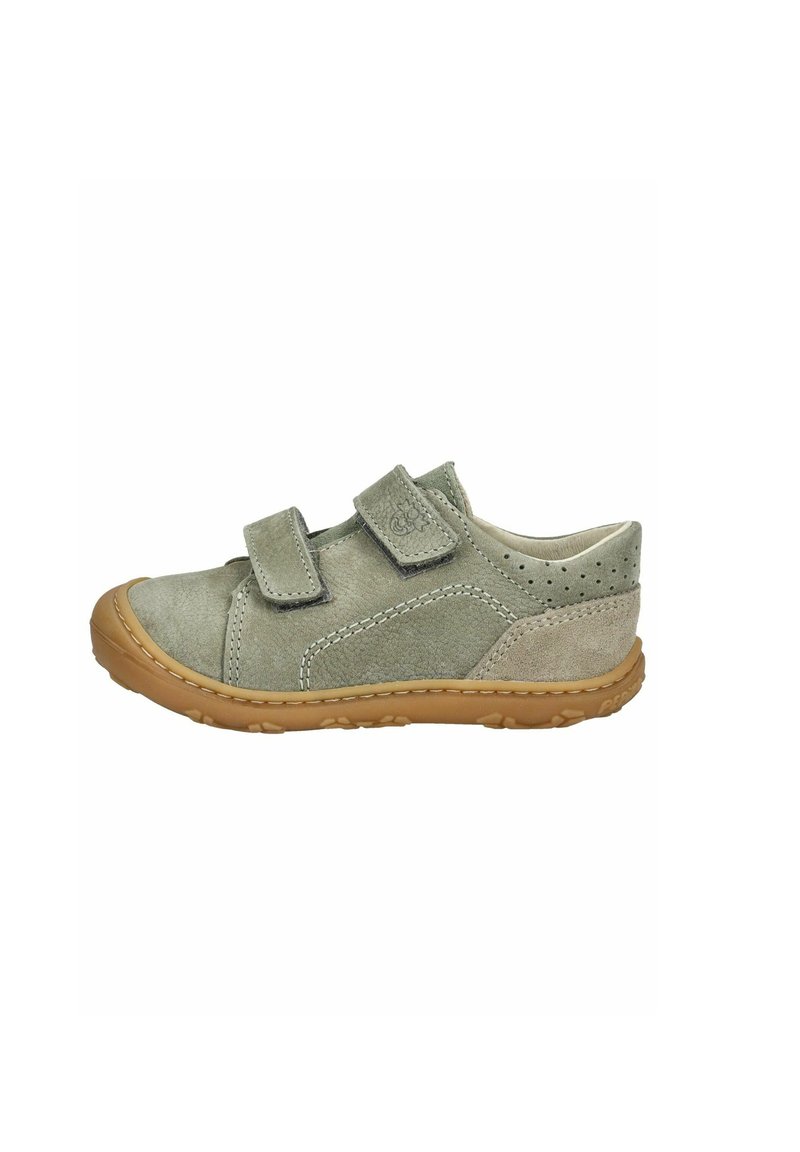 Zapato infantil verde de nobuk con dos correas de Velcro, suela de goma color beige y detalles cosidos. Presenta perforaciones en el talón.