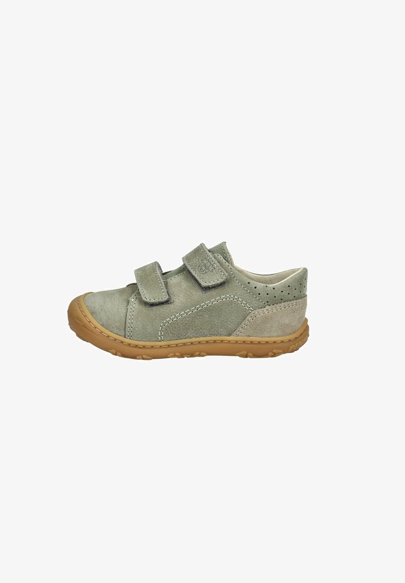 Grüner Wildlederschuh für Kinder mit zwei Klettverschlüssen, einer beige Gummisohle und gestickten Details. Verfügt über Perforationen an der Ferse.