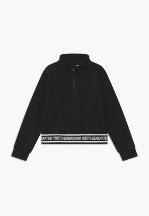 Sort langærmet pullover med kvart-lynlås krave, elastiske manchetter og hvid elastisk bånd ved kanten med gentagen tekst "YOUTH GENERATION".
