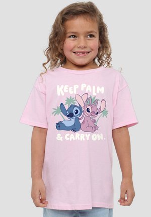 Rosa Baumwoll-T-Shirt mit einem Cartoon-Design von zwei Charakteren und dem Text "BEWAHRE RUHE UND MACH WEITER" über Palmen. Kurze Ärmel.