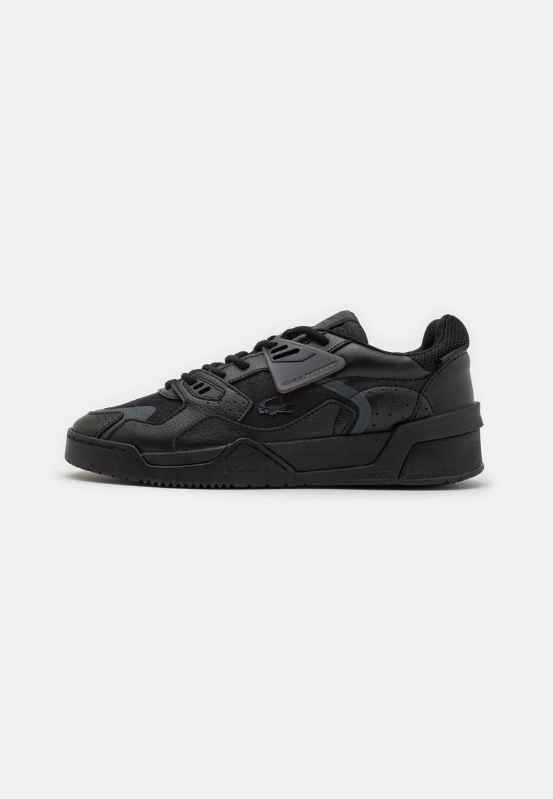 Czarne niskie sneakersy z mieszanymi panelami skóry i tkaniny, sznurowane z przodu, z teksturowaną podeszwą i subtelnym logo na boku i podeszwie.