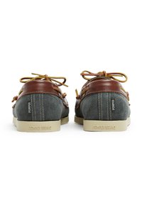 Mocasines de cuero marrón y gamuza gris con suelas de goma beige. Cuentan con cordones y una marca en el talón y el lateral. Parte superior texturizada con detalles de costura.