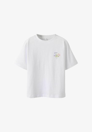 Bílý bavlněný tričko s krátkým rukávem, které má na levé straně hrudi malé vyšívané květinové vzory v purpurové a oranžové barvě.