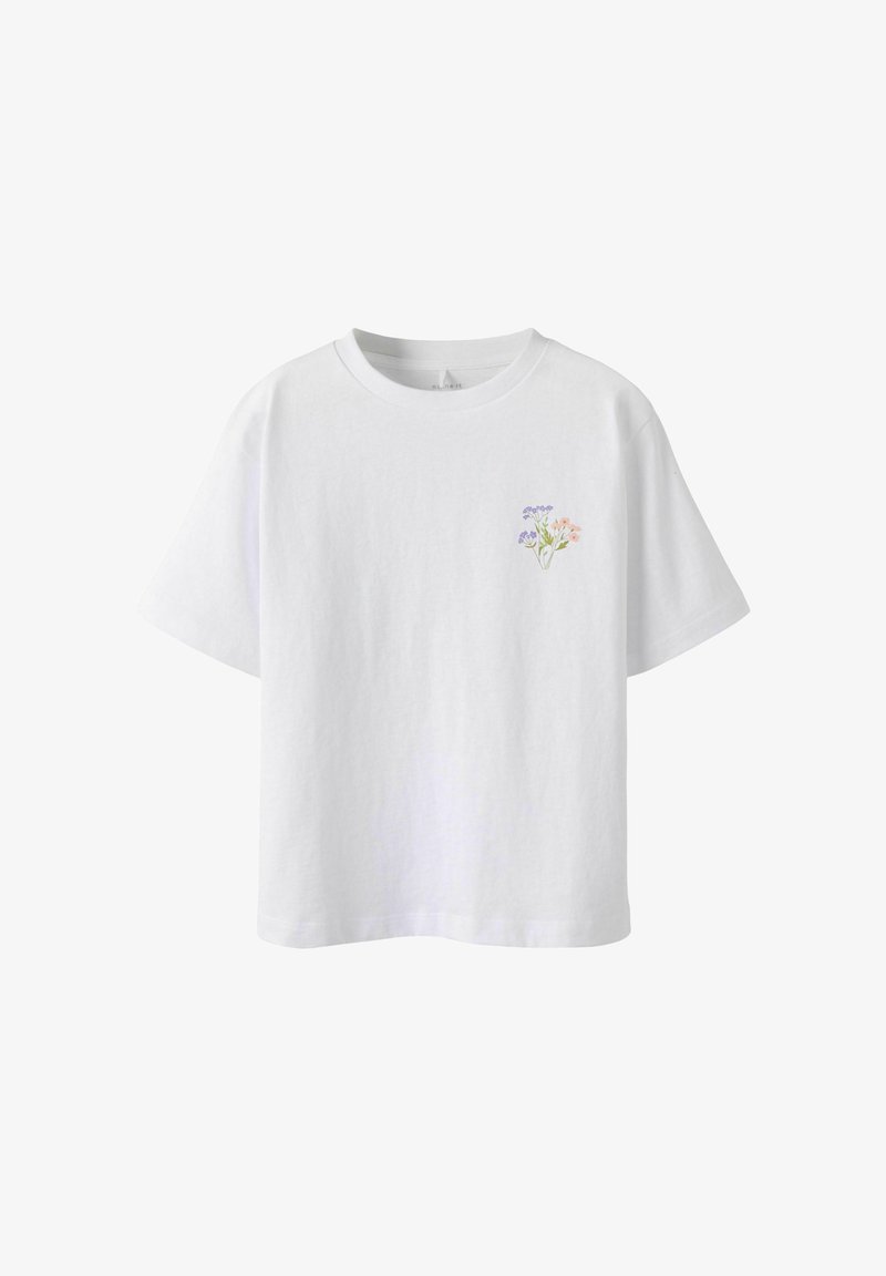 Balta medvilninė marškinė su trumpomis rankovėmis, ant kairiojo krūtinės kampo turinti mažą, siuvinėtą gėlių raštą purpurinės ir oranžinės spalvų.